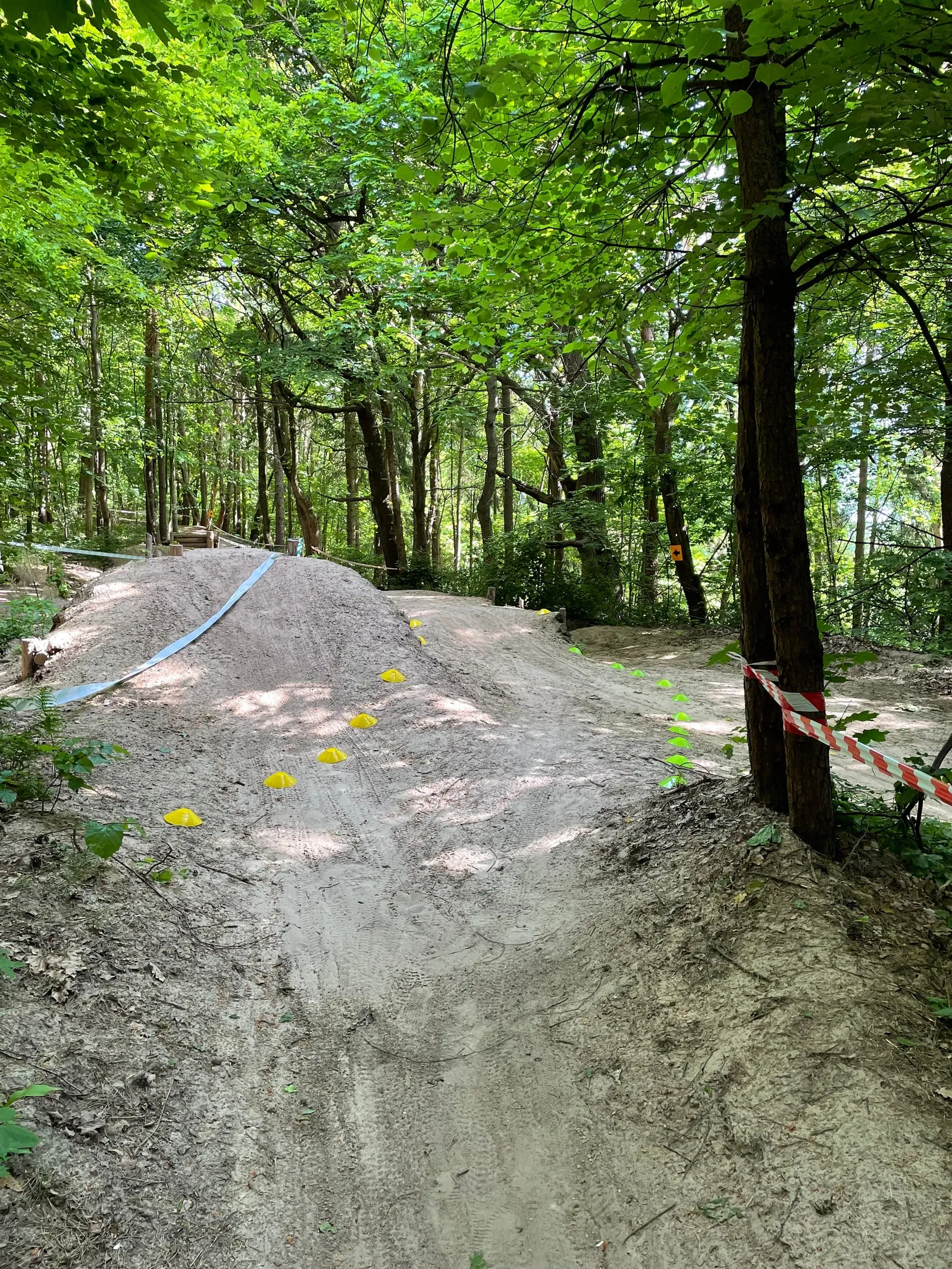 Przygotowana trasa Żabiego Short Tracku - piaszczysty wał